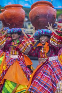 Manila, Filipinler - 27 Nisan: Aliwan fiesta üzerinde 27 Nisan 2018 Manila Filipinler katılımcılar. Aliwan Fiesta farklı kültürel festivaller Filipinler toplar yıllık bir olaydır