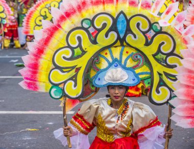Manila, Filipinler - 27 Nisan: Aliwan fiesta Manila Filipinler üzerinde 27 Nisan 2018 yılında katılımcı. Aliwan Fiesta farklı kültürel festivaller Filipinler toplar yıllık bir olaydır