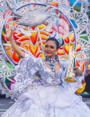 Manila, Filipinler - 27 Nisan: Aliwan fiesta Manila Filipinler üzerinde 27 Nisan 2018 yılında katılımcı. Aliwan Fiesta farklı kültürel festivaller Filipinler toplar yıllık bir olaydır