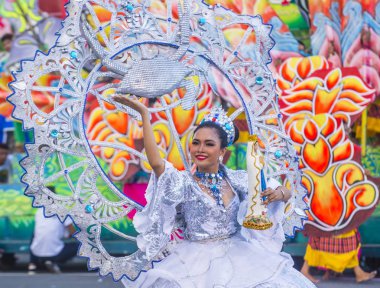 Manila, Filipinler - 27 Nisan: Aliwan fiesta Manila Filipinler üzerinde 27 Nisan 2018 yılında katılımcı. Aliwan Fiesta farklı kültürel festivaller Filipinler toplar yıllık bir olaydır