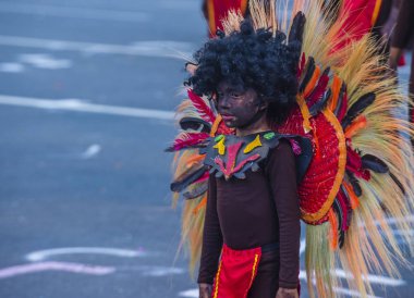 Manila, Filipinler - 27 Nisan: Aliwan fiesta Manila Filipinler üzerinde 27 Nisan 2018 yılında katılımcı. Aliwan Fiesta farklı kültürel festivaller Filipinler toplar yıllık bir olaydır