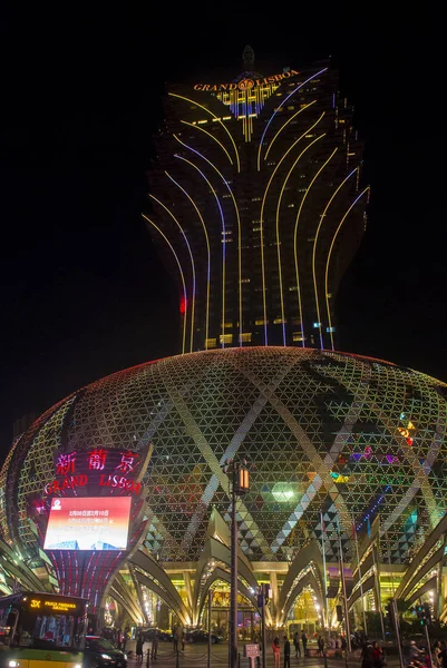 Macau - Mart 07: Lisboa hotel ve casino üzerinde 07 Mart 2018 Macau dış. 1970'te otel açtı ve toplam 2,362 oda var