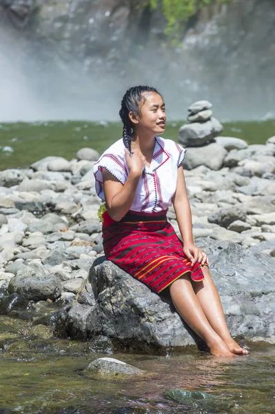 Batad, Filipinler - Mayıs 02: Batad üzerinde 02 Mayıs 2018 Türkiye bir şelale yakınındaki Ifugao azınlık kızdan. Kuzey Filipinler dağların çoğunlukla canlı Ifugao azınlık