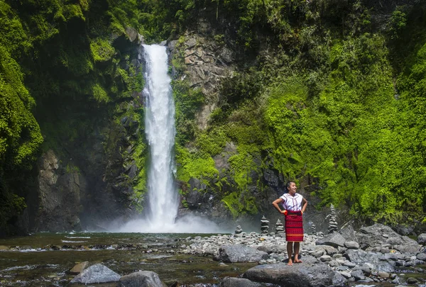 Batad, Filipinler - Mayıs 02: Batad üzerinde 02 Mayıs 2018 Türkiye bir şelale yakınındaki Ifugao azınlık kızdan. Kuzey Filipinler dağların çoğunlukla canlı Ifugao azınlık