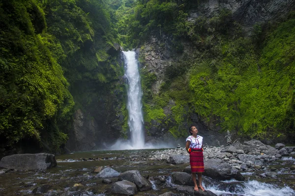 Batad, Filipinler - Mayıs 02: Batad üzerinde 02 Mayıs 2018 Türkiye bir şelale yakınındaki Ifugao azınlık kızdan. Kuzey Filipinler dağların çoğunlukla canlı Ifugao azınlık