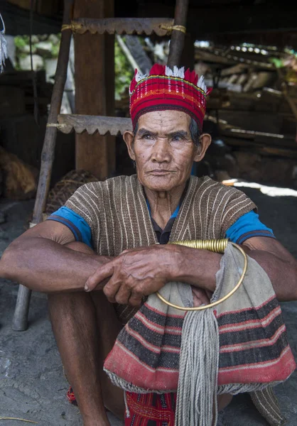 Banaue, Filipinler - Mayıs 02: Banaue 02 Mayıs 2018 Filipinler Ifugao azınlık bir adam portresi. Kuzey Filipinler dağların çoğunlukla canlı Ifugao azınlık