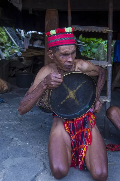 Banaue, Filipinler - Mayıs 02: Banaue 02 Mayıs 2018 Filipinler Ifugao azınlık bir adam portresi. Kuzey Filipinler dağların çoğunlukla canlı Ifugao azınlık