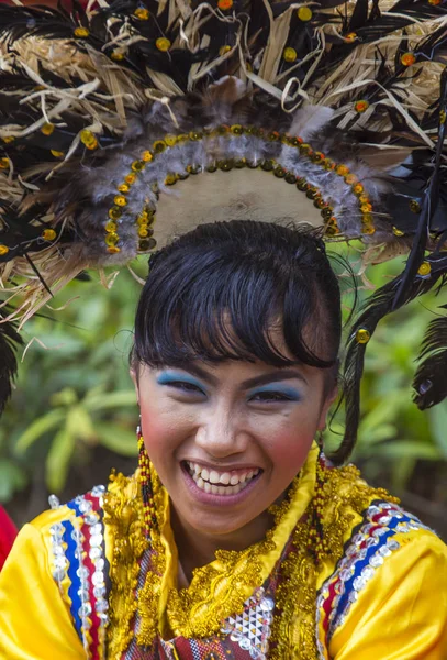 Manila, Filipinler - 27 Nisan: Aliwan fiesta Manila Filipinler üzerinde 27 Nisan 2018 yılında katılımcı. Aliwan Fiesta farklı kültürel festivaller Filipinler toplar yıllık bir olaydır