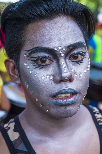 Manila, Filipinler - 27 Nisan: Aliwan fiesta Manila Filipinler üzerinde 27 Nisan 2018 yılında katılımcı. Aliwan Fiesta farklı kültürel festivaller Filipinler toplar yıllık bir olaydır