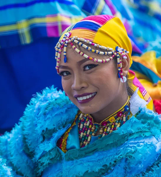 Manila, Filipinler - 27 Nisan: Aliwan fiesta Manila Filipinler üzerinde 27 Nisan 2018 yılında katılımcı. Aliwan Fiesta farklı kültürel festivaller Filipinler toplar yıllık bir olaydır