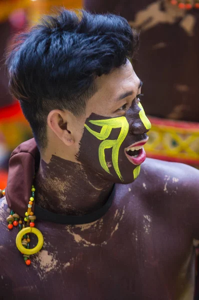 Manila, Filipinler - 27 Nisan: Aliwan fiesta Manila Filipinler üzerinde 27 Nisan 2018 yılında katılımcı. Aliwan Fiesta farklı kültürel festivaller Filipinler toplar yıllık bir olaydır