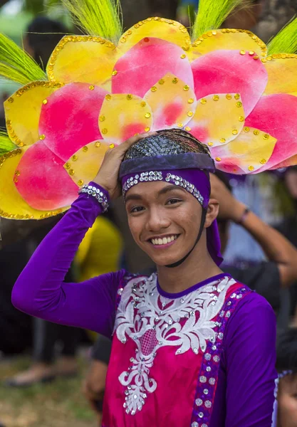 Manila, Filipinler - 27 Nisan: Aliwan fiesta Manila Filipinler üzerinde 27 Nisan 2018 yılında katılımcı. Aliwan Fiesta farklı kültürel festivaller Filipinler toplar yıllık bir olaydır