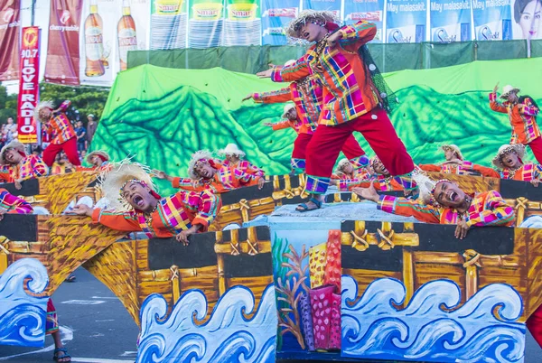 Manila, Filipinler - 27 Nisan: Aliwan fiesta üzerinde 27 Nisan 2018 Manila Filipinler katılımcılar. Aliwan Fiesta farklı kültürel festivaller Filipinler toplar yıllık bir olaydır