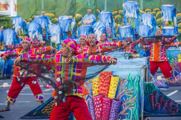 Manila, Filipinler - 27 Nisan: Aliwan fiesta üzerinde 27 Nisan 2018 Manila Filipinler katılımcılar. Aliwan Fiesta farklı kültürel festivaller Filipinler toplar yıllık bir olaydır