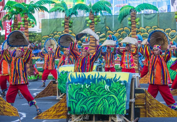 Manila, Filipinler - 27 Nisan: Aliwan fiesta üzerinde 27 Nisan 2018 Manila Filipinler katılımcılar. Aliwan Fiesta farklı kültürel festivaller Filipinler toplar yıllık bir olaydır