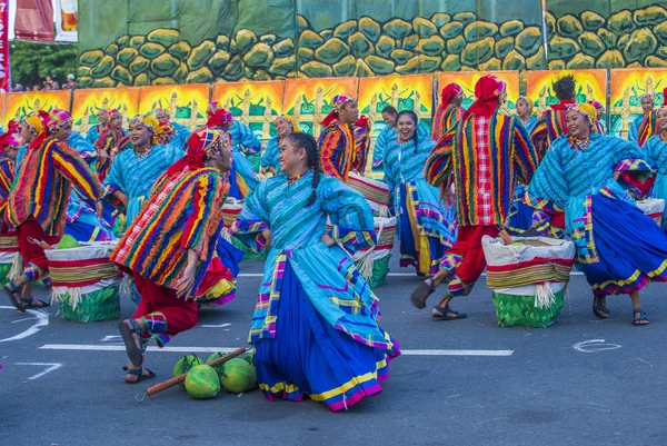 Manila, Filipinler - 27 Nisan: Aliwan fiesta üzerinde 27 Nisan 2018 Manila Filipinler katılımcılar. Aliwan Fiesta farklı kültürel festivaller Filipinler toplar yıllık bir olaydır