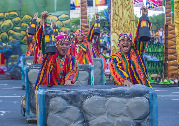 Manila, Filipinler - 27 Nisan: Aliwan fiesta üzerinde 27 Nisan 2018 Manila Filipinler katılımcılar. Aliwan Fiesta farklı kültürel festivaller Filipinler toplar yıllık bir olaydır