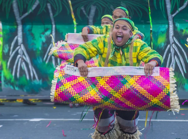 Manila, Filipinler - 27 Nisan: Aliwan fiesta üzerinde 27 Nisan 2018 Manila Filipinler katılımcılar. Aliwan Fiesta farklı kültürel festivaller Filipinler toplar yıllık bir olaydır