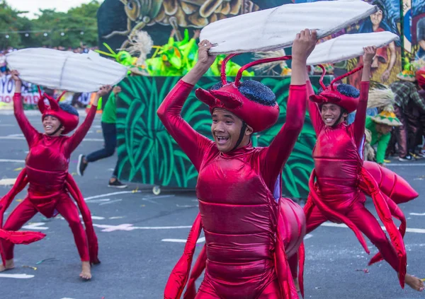 Manila, Filipinler - 27 Nisan: Aliwan fiesta üzerinde 27 Nisan 2018 Manila Filipinler katılımcılar. Aliwan Fiesta farklı kültürel festivaller Filipinler toplar yıllık bir olaydır