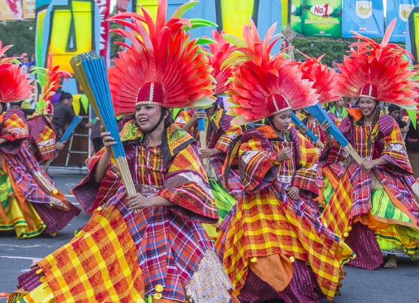 Manila, Filipinler - 27 Nisan: Aliwan fiesta üzerinde 27 Nisan 2018 Manila Filipinler katılımcılar. Aliwan Fiesta farklı kültürel festivaller Filipinler toplar yıllık bir olaydır