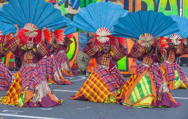 Manila, Filipinler - 27 Nisan: Aliwan fiesta üzerinde 27 Nisan 2018 Manila Filipinler katılımcılar. Aliwan Fiesta farklı kültürel festivaller Filipinler toplar yıllık bir olaydır