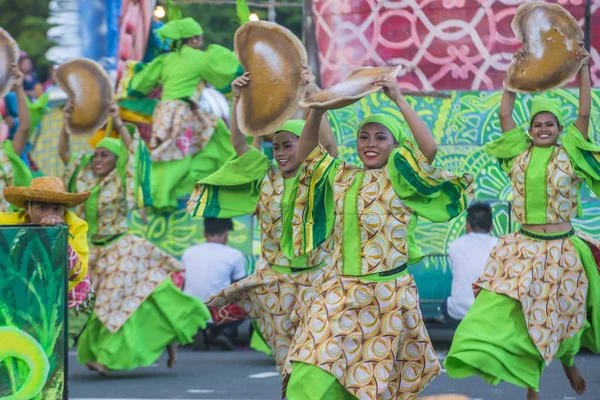 Manila, Filipinler - 27 Nisan: Aliwan fiesta üzerinde 27 Nisan 2018 Manila Filipinler katılımcılar. Aliwan Fiesta farklı kültürel festivaller Filipinler toplar yıllık bir olaydır
