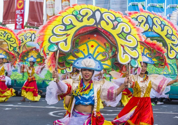 Manila, Filipinler - 27 Nisan: Aliwan fiesta üzerinde 27 Nisan 2018 Manila Filipinler katılımcılar. Aliwan Fiesta farklı kültürel festivaller Filipinler toplar yıllık bir olaydır
