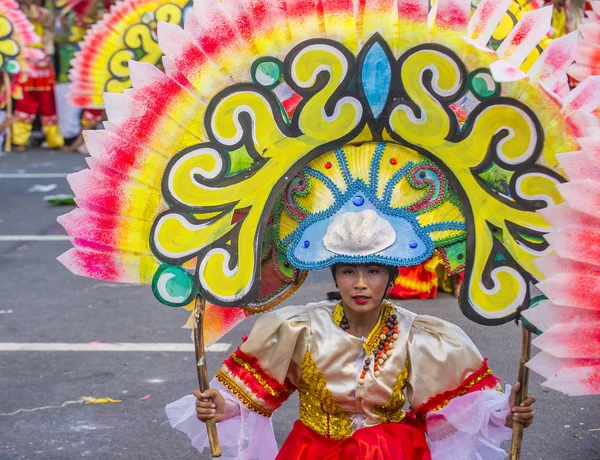 Manila, Filipinler - 27 Nisan: Aliwan fiesta Manila Filipinler üzerinde 27 Nisan 2018 yılında katılımcı. Aliwan Fiesta farklı kültürel festivaller Filipinler toplar yıllık bir olaydır