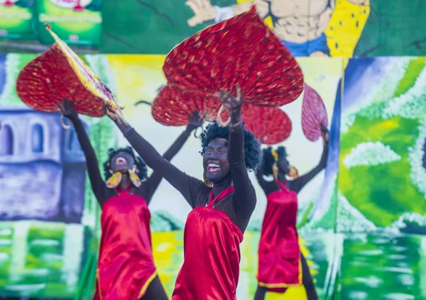 Manila, Filipinler - 27 Nisan: Aliwan fiesta üzerinde 27 Nisan 2018 Manila Filipinler katılımcılar. Aliwan Fiesta farklı kültürel festivaller Filipinler toplar yıllık bir olaydır