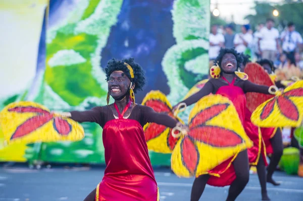 Manila, Filipinler - 27 Nisan: Aliwan fiesta üzerinde 27 Nisan 2018 Manila Filipinler katılımcılar. Aliwan Fiesta farklı kültürel festivaller Filipinler toplar yıllık bir olaydır