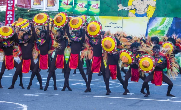 Manila, Filipinler - 27 Nisan: Aliwan fiesta üzerinde 27 Nisan 2018 Manila Filipinler katılımcılar. Aliwan Fiesta farklı kültürel festivaller Filipinler toplar yıllık bir olaydır