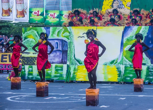 Manila, Filipinler - 27 Nisan: Aliwan fiesta üzerinde 27 Nisan 2018 Manila Filipinler katılımcılar. Aliwan Fiesta farklı kültürel festivaller Filipinler toplar yıllık bir olaydır