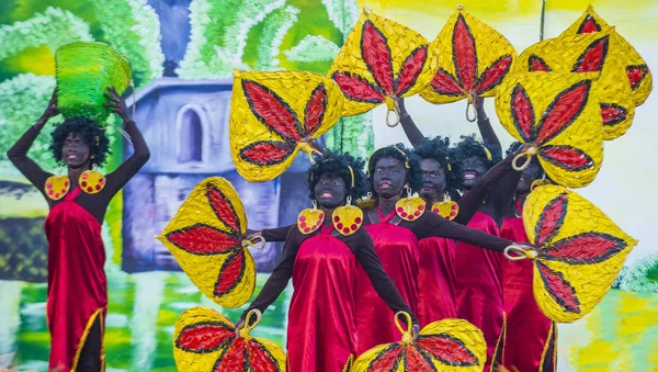 Manila, Filipinler - 27 Nisan: Aliwan fiesta üzerinde 27 Nisan 2018 Manila Filipinler katılımcılar. Aliwan Fiesta farklı kültürel festivaller Filipinler toplar yıllık bir olaydır