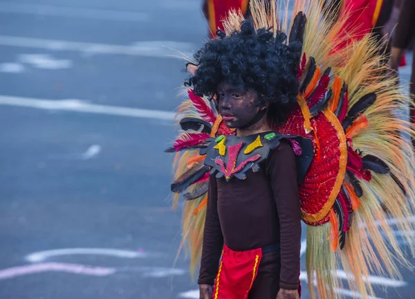 Manila, Filipinler - 27 Nisan: Aliwan fiesta Manila Filipinler üzerinde 27 Nisan 2018 yılında katılımcı. Aliwan Fiesta farklı kültürel festivaller Filipinler toplar yıllık bir olaydır