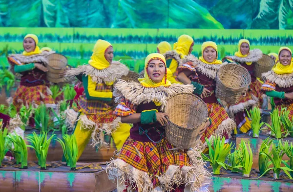 Manila, Filipinler - 27 Nisan: Aliwan fiesta üzerinde 27 Nisan 2018 Manila Filipinler katılımcılar. Aliwan Fiesta farklı kültürel festivaller Filipinler toplar yıllık bir olaydır