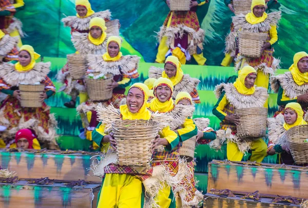 Manila, Filipinler - 27 Nisan: Aliwan fiesta üzerinde 27 Nisan 2018 Manila Filipinler katılımcılar. Aliwan Fiesta farklı kültürel festivaller Filipinler toplar yıllık bir olaydır