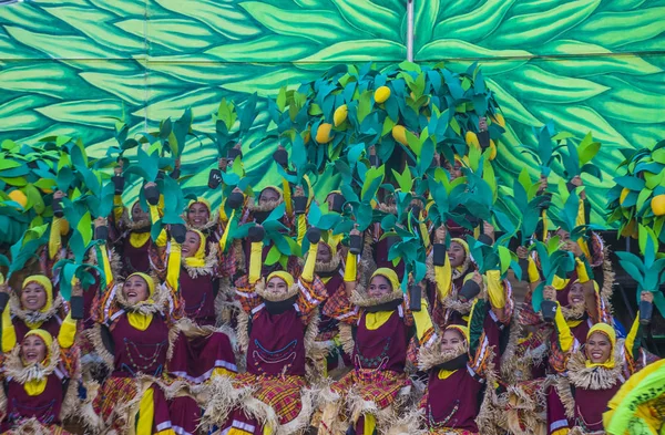 Manila, Filipinler - 27 Nisan: Aliwan fiesta üzerinde 27 Nisan 2018 Manila Filipinler katılımcılar. Aliwan Fiesta farklı kültürel festivaller Filipinler toplar yıllık bir olaydır