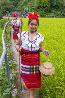 Banaue, Filipinler - Mayıs 02: Azınlık Ifugao pirinç terasları Banaue Türkiye üzerinde 02 Mayıs 2018 yılında yakınındaki kadınlar. Kuzey Filipinler dağların çoğunlukla canlı Ifugao azınlık