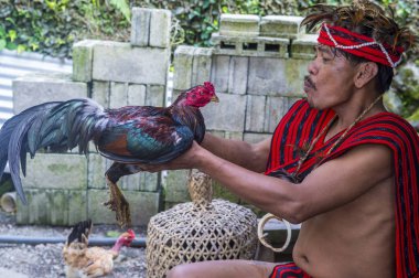 Banaue, Filipinler - Mayıs 02: Banaue 02 Mayıs 2018 Filipinler Ifugao azınlık bir adam portresi. Kuzey Filipinler dağların çoğunlukla canlı Ifugao azınlık