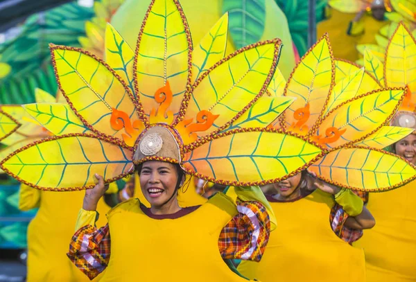 Manila, Filipinler - 27 Nisan: Aliwan fiesta üzerinde 27 Nisan 2018 Manila Filipinler katılımcılar. Aliwan Fiesta farklı kültürel festivaller Filipinler toplar yıllık bir olaydır