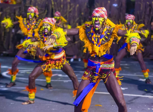 Manila, Filipinler - 27 Nisan: Aliwan fiesta üzerinde 27 Nisan 2018 Manila Filipinler katılımcılar. Aliwan Fiesta farklı kültürel festivaller Filipinler toplar yıllık bir olaydır