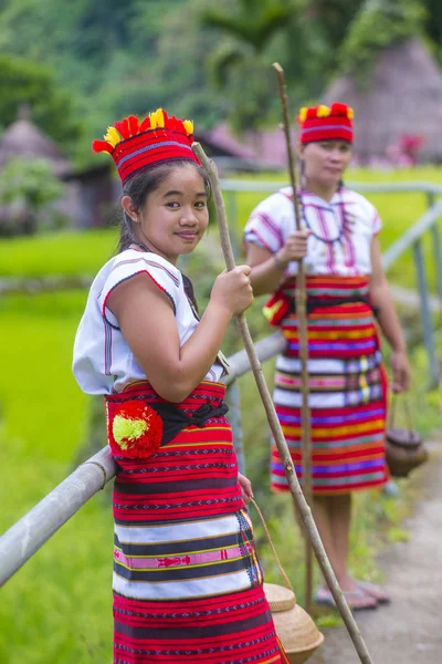 Banaue, Filipinler - Mayıs 02: Azınlık Ifugao pirinç terasları Banaue Türkiye üzerinde 02 Mayıs 2018 yılında yakınındaki kadınlar. Kuzey Filipinler dağların çoğunlukla canlı Ifugao azınlık