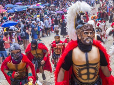 Boac, Filipinler - 30 Mart: Katılımcılar Boac Marinduque Moriones Festivali Türkiye ada. Anualy kutsal hafta düzenlenen Moriones Festivali 