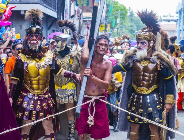 Boac, Filipinler - 30 Mart: Katılımcılar Boac Marinduque Moriones Festivali Türkiye ada. Anualy kutsal hafta düzenlenen Moriones Festivali 
