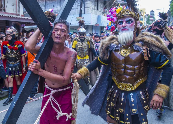 Boac, Filipinler - 30 Mart: Katılımcılar Boac Marinduque Moriones Festivali Türkiye ada. Anualy kutsal hafta düzenlenen Moriones Festivali 