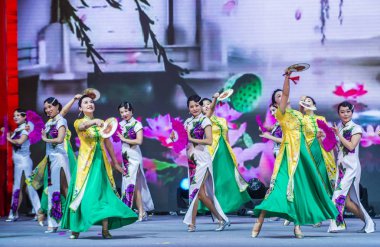 Singapur - 21 Şubat: Dansçılar gerçekleştirmek Çin yeni yıl kutlama nehir Hongbao Singapur Marina Bay Februery 21 2018 tarih itibariyle. 