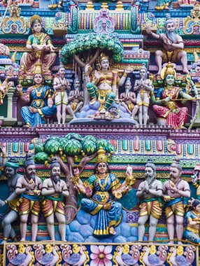 Singapur - 24 Şubat: Little India, Singapur, Sri Veeramakaliamman tapınağında heykeller üzerinde 24 Şubat 2018 Singapur'daki en eski tapınak biridir.