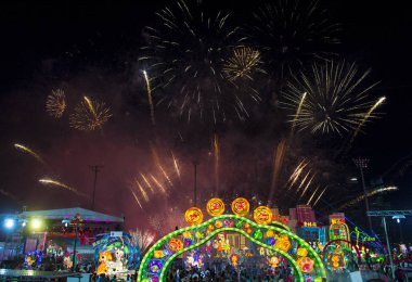 Singapur - 21 Şubat: Fireworks fener Februery 21 2018 Singapur Nehri Hongbao şenlikte sırasında. Olay anualy Marina Bay ay yeni yıl hoş geldiniz düzenlenmektedir.