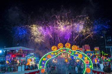 Singapur - 21 Şubat: Fireworks fener Februery 21 2018 Singapur Nehri Hongbao şenlikte sırasında. Olay anualy Marina Bay ay yeni yıl hoş geldiniz düzenlenmektedir.