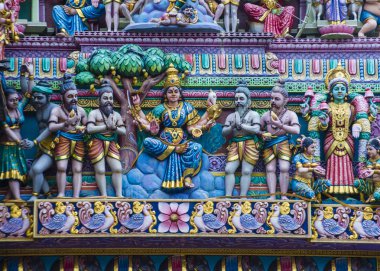 Singapur - 24 Şubat: Little India, Singapur, Sri Veeramakaliamman tapınağında heykeller üzerinde 24 Şubat 2018 Singapur'daki en eski tapınak biridir.